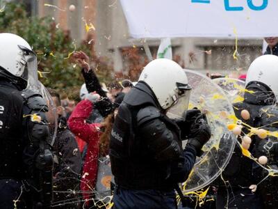 Χιλιάδες άνθρωποι διαδήλωσαν στις Βρυξέλ...