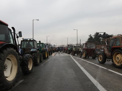 Αγρότες: Πέρασαν τον αστυνομικό φραγμό κ...