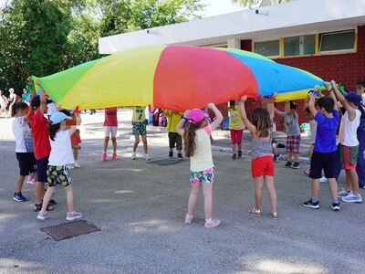 Πάτρα: Μαθητές και μαθήτριες βλέπουν το ...