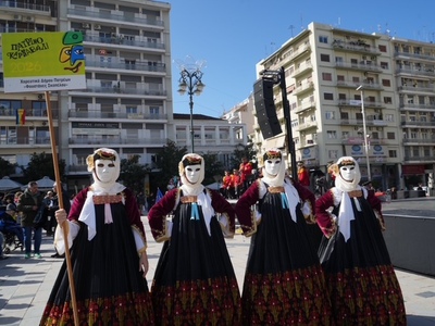 Πλημμύρισε παραδοσιακές φορεσιές, χρώματ...