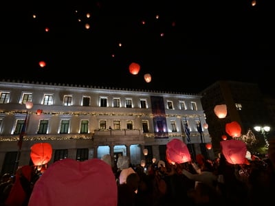 «Νύχτα των Ευχών»: Χιλιάδες φαναράκια στ...