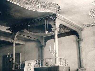 Η "τεβά" (χώρος της Συναγωγής ...