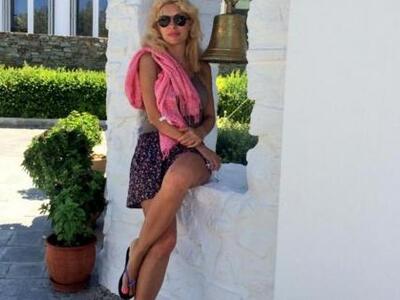  H Μενεγάκη με ροζ φουλάρι, μοβ σαγιονάρ...