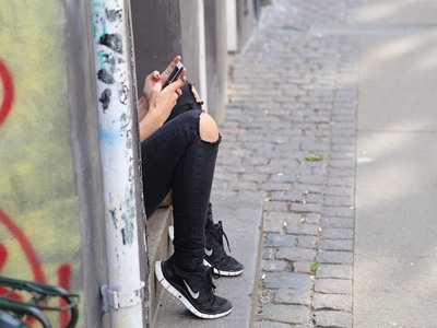 Είδε το μήνυμα στο κινητό της κόρης του ...