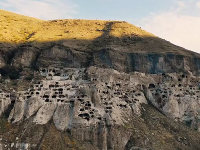 Βάρτζια: Μαγνητίζει τα βλέμματα η λαξευτ...