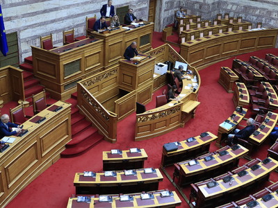 Βουλή: Ψηφίστηκε ο «χρονοκόφτης»