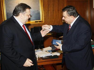 Καρατζαφέρης προς Βενιζέλο: Ή συνεννοηθε...