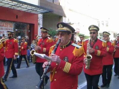Παιάνισε Πρωτοχρονιάτικα κάλαντα και ρυθ...
