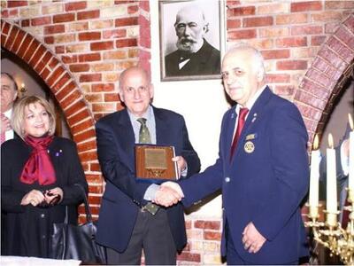 Ο Διοικητής Κοσμάς  επιδίδει την τιμητικ...