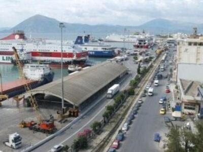 Πάτρα: Ξηλώνει τα κάγκελα του παλιού λιμ...