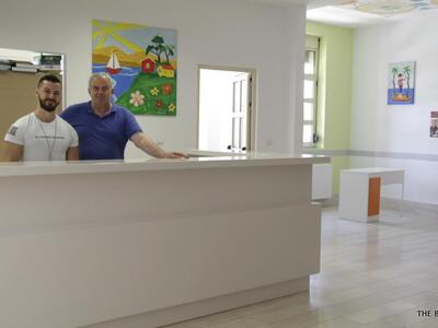 Αριστερά ο νοσηλευτής Σπύρος Ρηγάτος