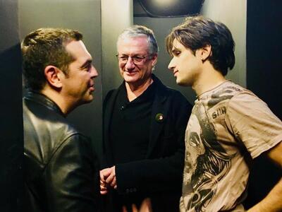 Στο θέατρο με δερμάτινο τζάκετ χθες βραδ...