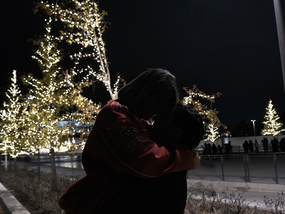 Χριστούγεννα εν μέσω πανδημίας: Το φιλί ...