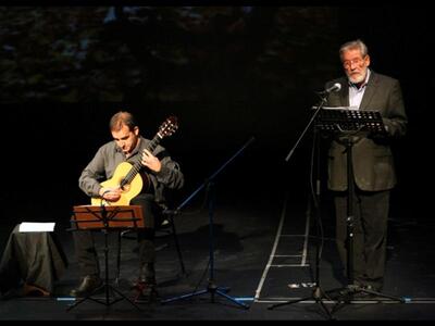 Χειροκροτήματα για την παρουσίαση της πο...