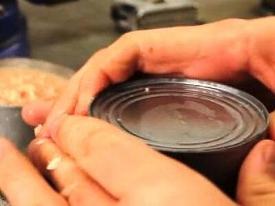 Πώς να ανοίξετε μια κονσέρβα με τα… χέρι...