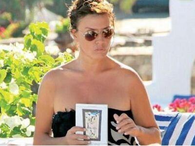 Στη Μύκονο με την κόρη της η Βάνα Μπάρμπα