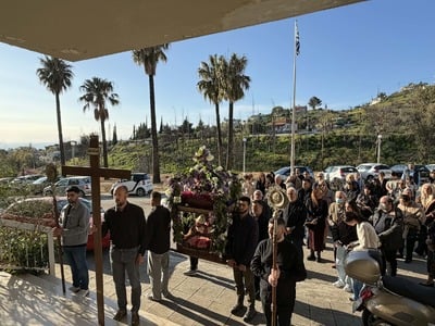 Πάτρα: Ανθοστόλιστος Επιτάφιος και συγκί...