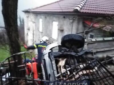 Τρεχλό Καλαβρύτων: Αυτοκίνητο έπεσε στην...