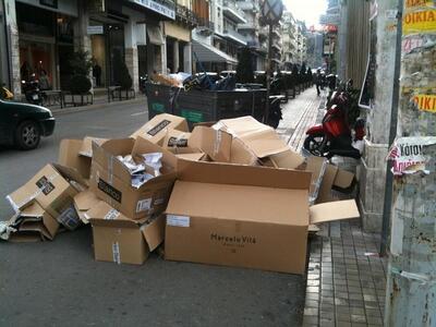 Πάτρα:Εκτεταμένη ρύπανση από χαρτόκουτα ...
