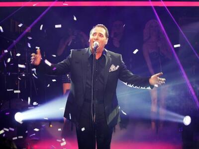 Ο Βασίλης Καρράς επί σκηνής