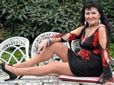 Ζητείται άνδρας για 70χρονη τραγουδίστρια!!!