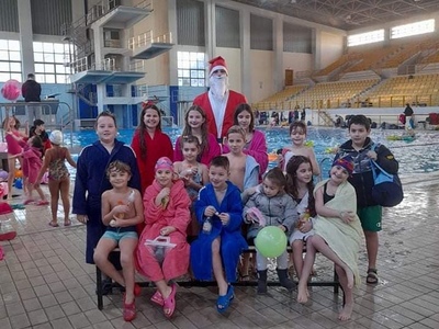 ΝΟΠ: Η κολυμβητική ομάδα στην χριστουγεν...