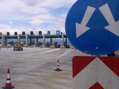 Ολονύκτια η κατεδάφιση των διοδίων του Ρ...