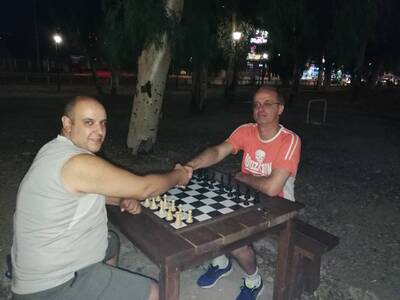 Παίζοντας (και) σκάκι στο νότιο Πάρκο της Πάτρας