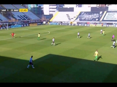 Απίθανο γκολ τερματοφύλακα από το τέρμα ...