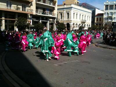 Πάτρα: Τι σας θυμίζει η… στολή;