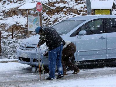 Συνεχίζονται τα προβλήματα από τη χιονόπ...