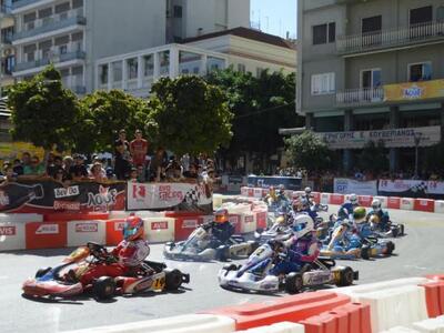 Απευθείας πανελλήνια τηλεοπτική μετάδοση...