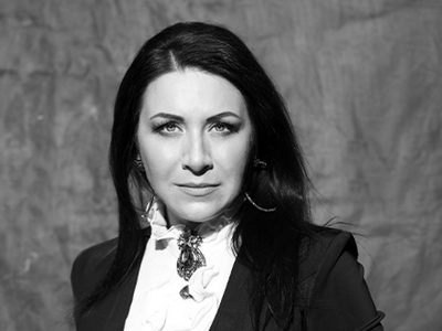 Η Τσέλια Κοστέα ως Λάουρα