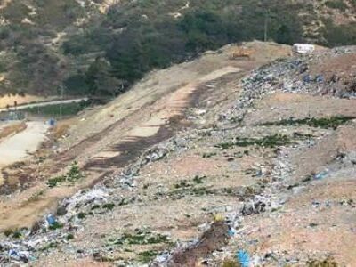 Μέλη του ΚΚΕ στην πύλη της Ξερόλακκας 