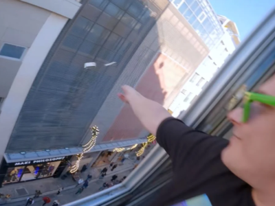 Έλληνας Youtuber πέταξε στην Ερμού 1.000...