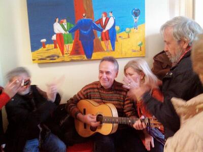 Ο Νίκος Τσούκαλης έπιασε την κιθάρα του!