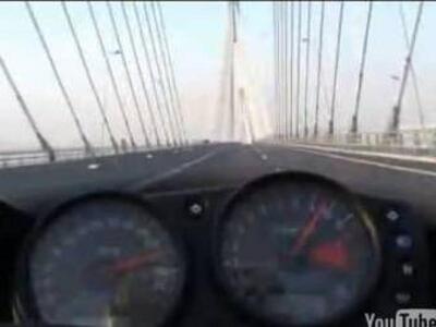 ΒΙΝΤΕΟ: Οδηγός πέρασε τη γέφυρα Ρίου - Α...