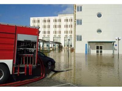 Ακόμα "ξεφορτώνουν" λάσπη απο ...