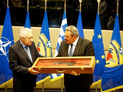 Κι όμως!Ο Καμμένος έκανε δώρο καλάσνικοφ...