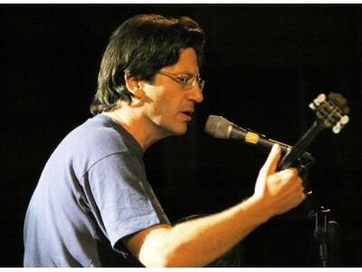 Έρχεται ο τραγουδοποιός Θανάσης Παπακωνσ...