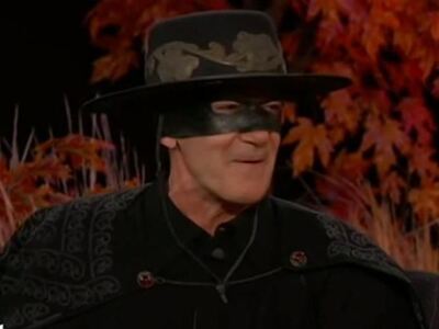 Ντυμένος Ζορό εμφανίστηκε σε συνέντευξη ...