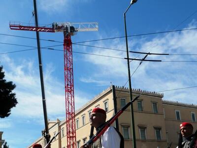 Τι κάνει αυτός ο τεράστιος γερανός έξω α...