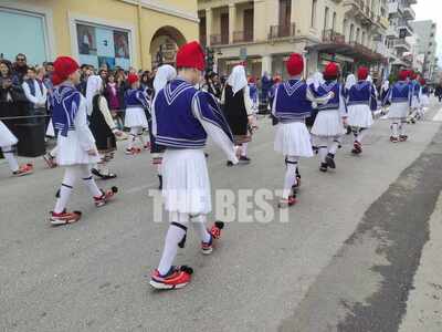 Πάτρα: Με συννεφιά η παρέλαση της 25ης Μ...
