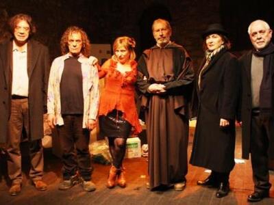 Η ομάδα της παράστασης "Οι Σκουπιδά...