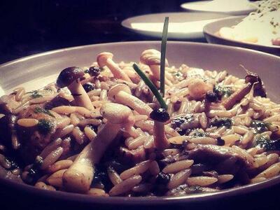 Κριθαρότο με ποικιλία φρέσκων μανιταριών...