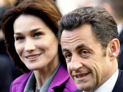 Έξαλλη η πεθερά του Σαρκοζί για τη «σκευ...