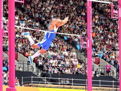 Τα έβαλε με τον... Αγιο Βασίλη ο Καραλής-ΒΙΝΤΕΟ