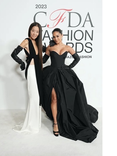 Bέρα Γουανγκ και Βανέσα Χάτζενς με Vera Wang 