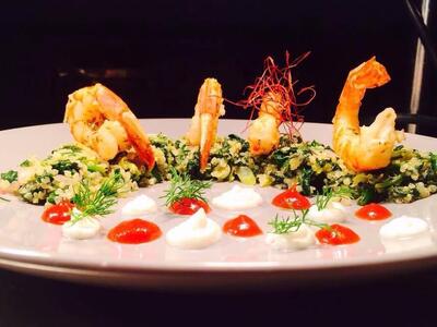 Ψητές γαρίδες πανω σε λευκό κινόα