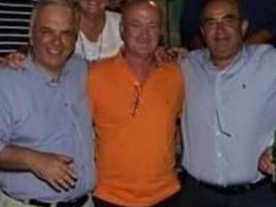 Ο Παναγιώτης Βασιλόπουλος στη μέση. 